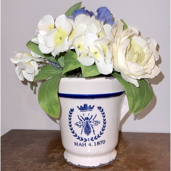 Vase with flowers - Picture 2 of 5